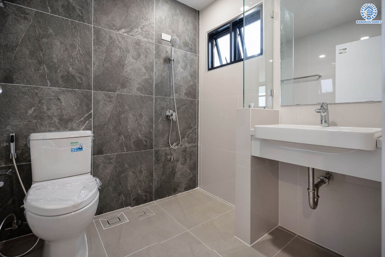 บ้านมือสองตกแต่งใหม่ ดีไซน์สวย โครงการ ลาดพร้าว130 ลาดพร้าว หลังใหญ่ถึง 154 ตร.ว. ฟังก์ชัน 4 ห้องนอน 5 ห้องน้ำ 1 ห้องแม่บ้าน จอดรถได้ 2 คัน พื้นที่ใช้สอยกว่า 589 ตร.ม. รองรับทุกกิจกรรม บนทำเลเชื่อมต่อหลายเส้นทาง อาทิ ถนนรัชดาภิเษก, ถนนเสรีไทย, ถนนรามคำแหง ใกล้จุดขึ้นทางด่วน "ฉลองรัช" ใกล้รถไฟฟ้าสายสีเหลือง "สถานีลาดพร้าว101" และรถไฟฟ้าสายสีส้ม "หัวหมาก"